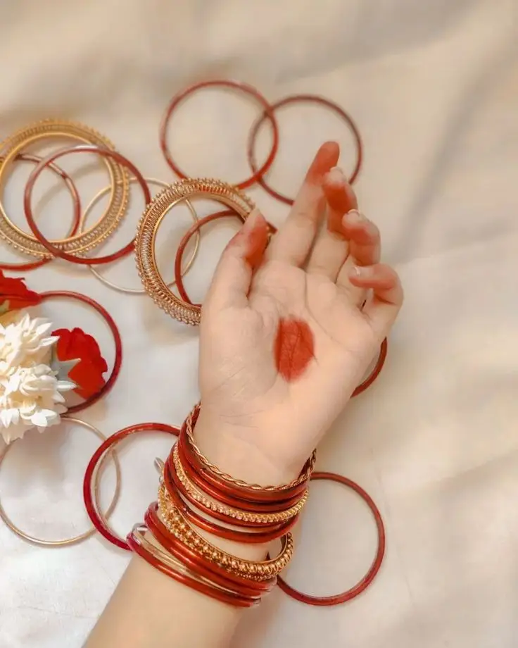 80+ Red Bangle Dpz In Girl Hand